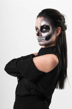 Beyaz arka plan üzerinde yüz duran üzerinde korkunç yağlıboya ile siyah elbise giyen Güzellik esmer kadın portresi stüdyo