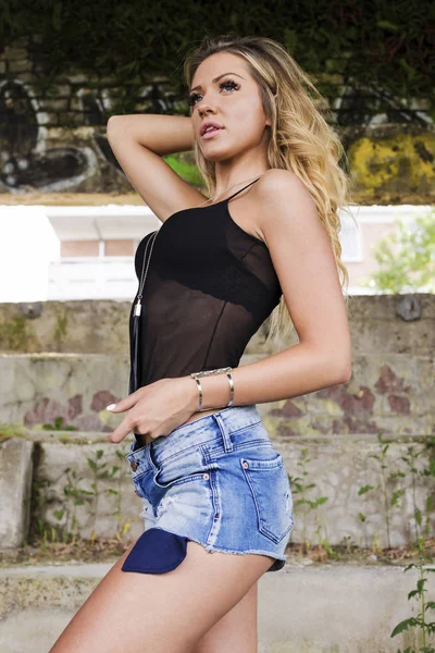 Außenporträt Einer Schönen Blonden Frau Die Tagsüber Blaue Jeans Shorts — Stockfoto