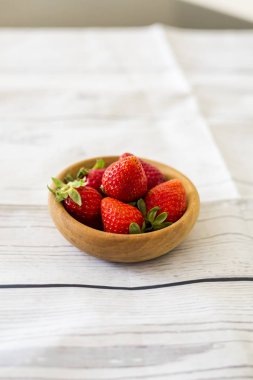 ahşap kase çilek yakın çekim 