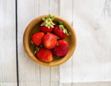 ahşap kase çilek yakın çekim 