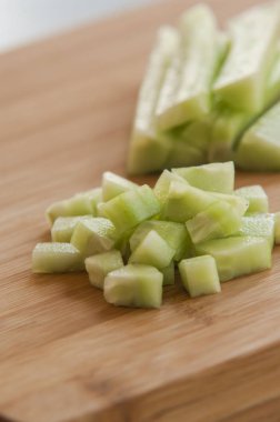 Ahşap tahta üzerinde dilimlenmiş salatalık 