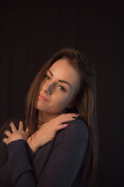 Stüdyo portre siyah arka plan üzerine poz genç güzel kadın