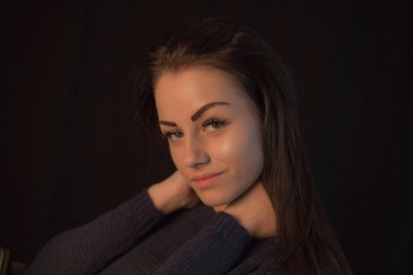 Stüdyo portre siyah arka plan üzerine poz genç güzel kadın