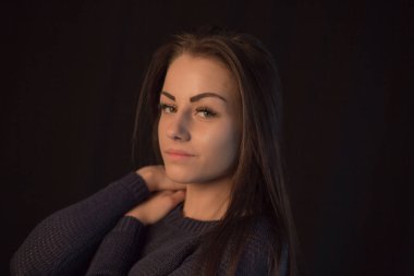 Stüdyo portre siyah arka plan üzerine poz genç güzel kadın