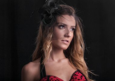 siyah peçe giyen çekici sarışın kadın portresi stüdyo 