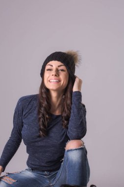 kazak ve poz Yün şapka kapalı giyen güzel genç kadın