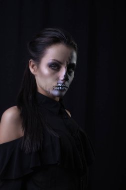 siyah arka plan üzerine poz kadar korkunç yapmak olan kadın 