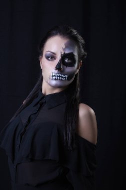 siyah arka plan üzerine poz kadar korkunç yapmak olan kadın 