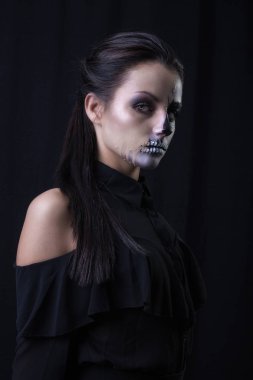 siyah arka plan üzerinde yüz duran üzerinde korkunç yağlıboya ile esmer kadın 