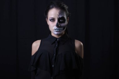 siyah arka plan üzerinde yüz duran üzerinde korkunç yağlıboya ile esmer kadın 