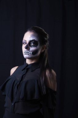 siyah arka plan üzerinde yüz duran üzerinde korkunç yağlıboya ile esmer kadın 