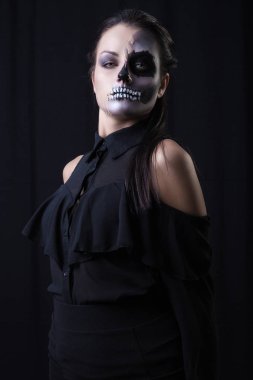 siyah arka plan üzerine poz kadar korkunç yapmak olan kadın 