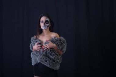 siyah arka plan üzerinde yüz duran üzerinde korkunç yağlıboya ile esmer kadın 