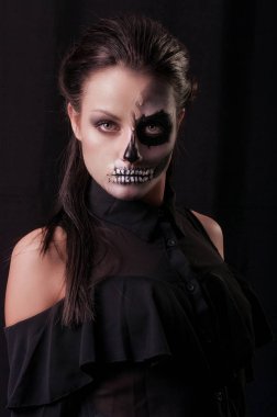 Siyah arka plan üzerine poz yüzünde korkunç boya ile esmer kadın portresi stüdyo 