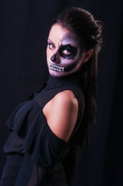 Siyah arka plan üzerine poz yüzünde korkunç boya ile esmer kadın portresi stüdyo 