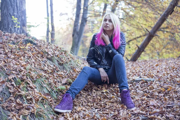 Schöne Blonde Frau Sitzt Auf Betontreppen Herbstlichen Park Volle Länge — Stockfoto