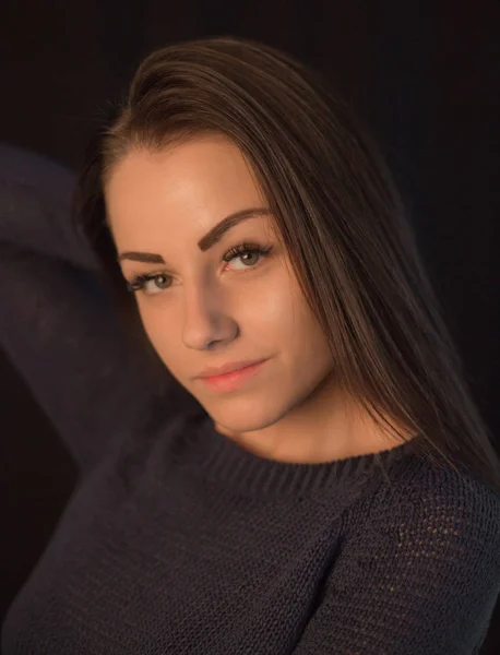 Hermosa Joven Con Suéter Posando Sobre Fondo Negro Estudio Tocando —  Fotos de Stock