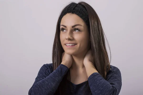 Sonriente Hermosa Morena Posando Tocando Cuello Retrato Interior — Foto de Stock