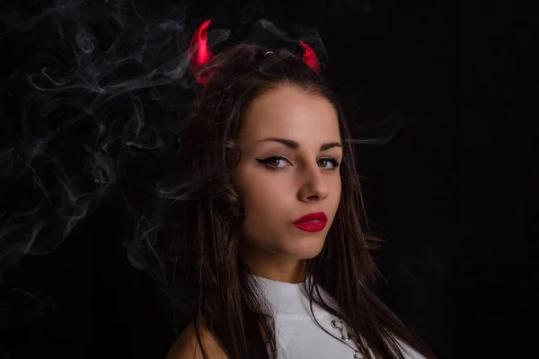 Женщина Дьявольскими Рогами Сигаретным Дымом Позирует Черном Фоне — стоковое фото