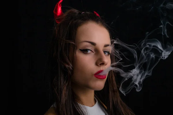 Žena Rohy Ďábel Cigaretový Kouř Pózuje Černém Pozadí — Stock fotografie