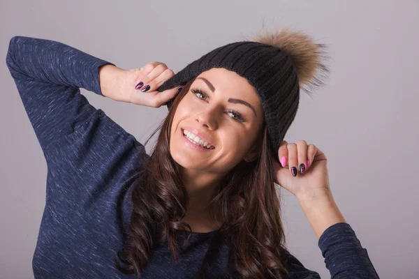 Sıcak Şapka Başını Elleri Ile Dokunarak Esmer Kadın Portresi — Stok fotoğraf
