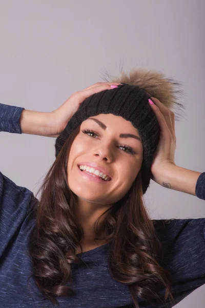 Sıcak Şapka Başını Elleri Ile Dokunarak Esmer Kadın Portresi — Stok fotoğraf