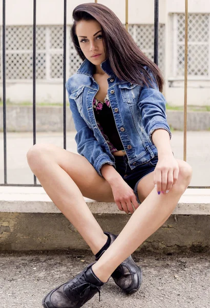 Bella Donna Con Capelli Castani Giacca Jeans Che Trova Sul — Foto Stock