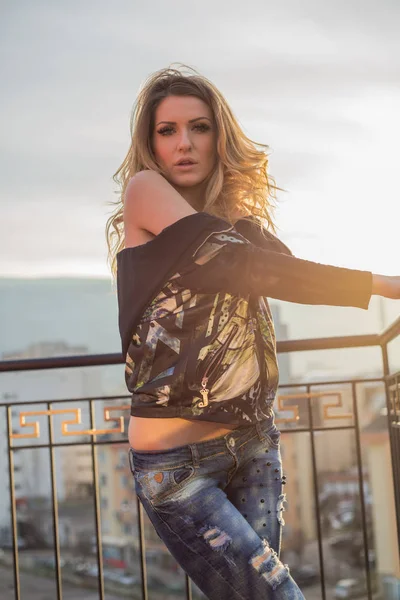 Mulher Bonita Com Cabelo Loiro Blusa Preta Jeans Posando Câmera — Fotografia de Stock