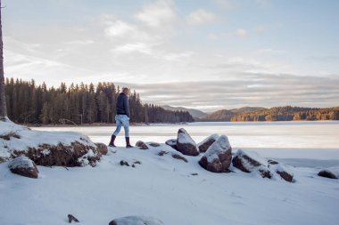 Kış göl kenarında poz genç güzel kadın