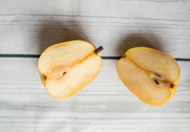 meyve arka plan. eski ahşap üzerine taze organik armut. Armut sonbaharda hasat