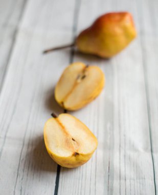 meyve arka plan. eski ahşap üzerine taze organik armut. Armut sonbaharda hasat