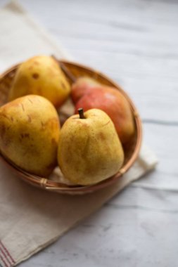 meyve arka plan. eski ahşap üzerine taze organik armut. Armut sonbaharda hasat