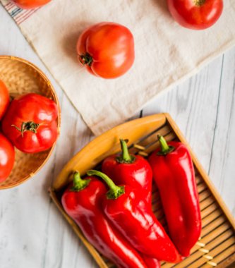 Ahşap zemin üzerinde taze, olgun domateslerin yakın çekimi