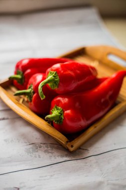 Beyaz ahşap masa üzerinde kırmızı biber meyve 