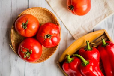 Ahşap zemin üzerinde taze, olgun domateslerin yakın çekimi