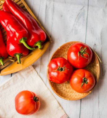 Ahşap zemin üzerinde taze, olgun domateslerin yakın çekimi