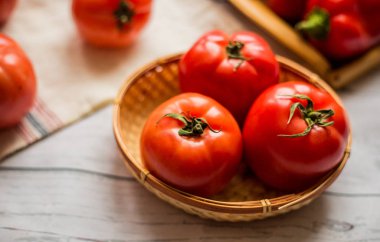 Ahşap zemin üzerinde taze, olgun domateslerin yakın çekimi