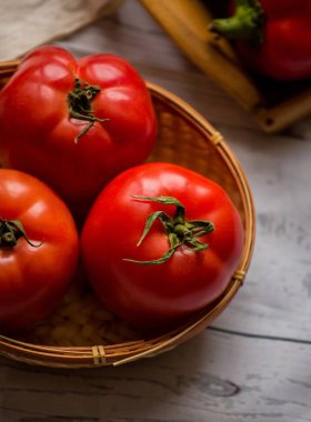 Ahşap zemin üzerinde taze, olgun domateslerin yakın çekimi