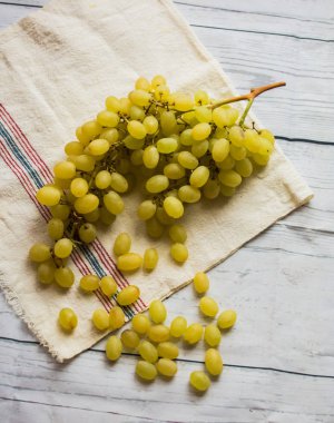 Beyaz ahşap antika masa üzerinde üzüm