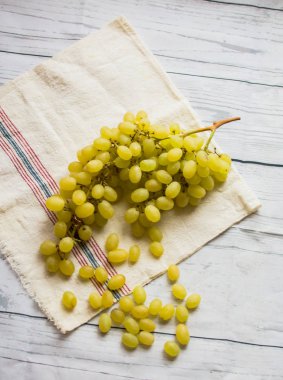 Beyaz ahşap antika masa üzerinde üzüm