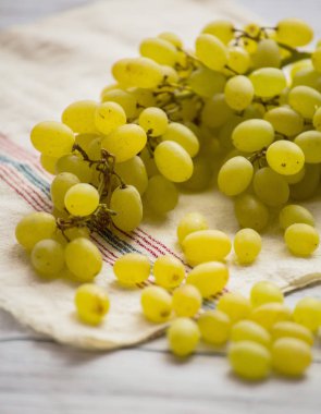 Beyaz ahşap antika masa üzerinde üzüm