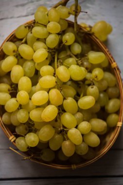 Beyaz ahşap antika masa üzerinde üzüm