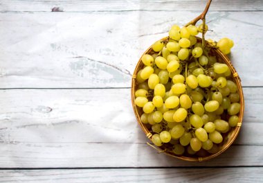 Beyaz ahşap antika masa üzerinde üzüm