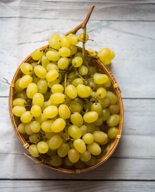 Beyaz ahşap antika masa üzerinde üzüm