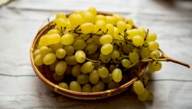 Beyaz ahşap antika masa üzerinde üzüm