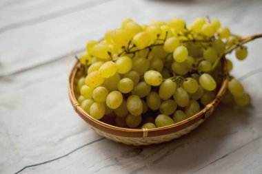 Beyaz ahşap antika masa üzerinde üzüm