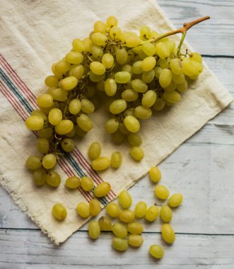 Beyaz ahşap antika masa üzerinde üzüm