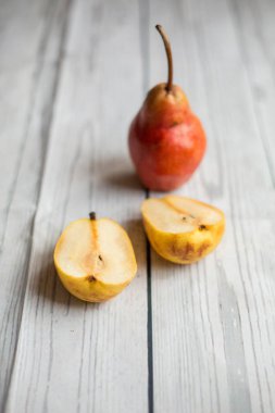 meyve arka plan. eski ahşap üzerine taze organik armut. Armut sonbaharda hasat