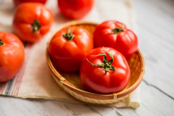 배경에 싱싱하고 토마토를 클로즈업 — 스톡 사진