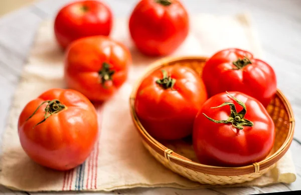 배경에 싱싱하고 토마토를 클로즈업 — 스톡 사진